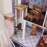 Casuta pentru papusi Country Estate KidKraft cu sunete si lumini 135 x 117 cm din lemn MDF